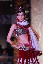Model walks the ramp for Sonia Mehra at Aamby Valley India Bridal Week day 5 on 2nd Nov 2010 (35).JPG